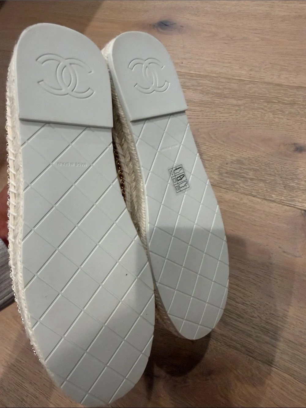 Chanel Women's White & Black Quilted Espadrille Flats size 39 never worn